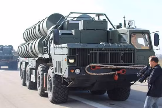 Các xe phóng tên lửa S-400 được triển khai tới Syria dùng khung gầm cơ sở xe vận tải MAZ-543 (tương tự như một số tổ hợp S-300) thay vì BAZ-64022. Phương tiện mang phóng này được định danh là 5P85SE2.
