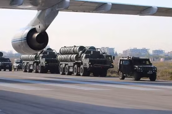 Việc triển khai tên lửa S-400 được thực hiện ngay sau khi đề xuất của BQP Nga được Tổng thống Putin phê duyệt. S-400 tới Syria nhằm đảm bảo an toàn cho các máy bay Nga đang hoạt động không kích IS và đặc biệt là nhằm đối phó lại hành động nguy hiểm của Thổ Nhĩ Kỳ sau vụ nước này bắn rơi máy bay Su-24 Nga.