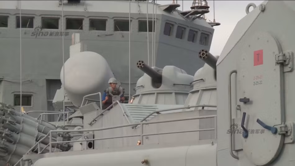 Binh sĩ trên tàu huấn luyện điều khiển bán tự động tổ hợp pháo AK-630.