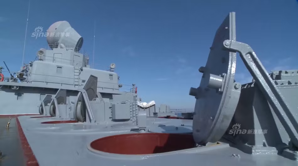 Các nắp hầm phóng đang mở ra đồng loạt trong hoạt động diễn tập triển khai tên lửa.