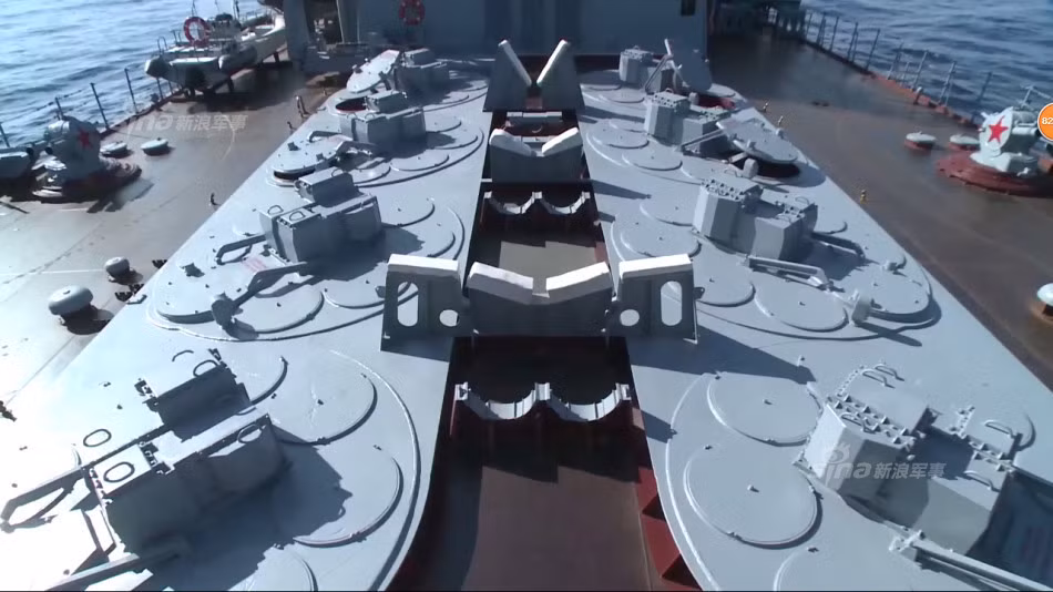 Đáng quan tâm nhất trong số vũ khí phòng không của tuần dương hạm Moskva là tổ hợp tên lửa S-300F Fort – đây là vũ khí đảm nhiệm vai trò bảo vệ lực lượng Nga tham chiến chống phiến quân tại Syria. Ảnh: Cận cảnh bệ phóng thẳng đứng của S-300F trên Moskva.