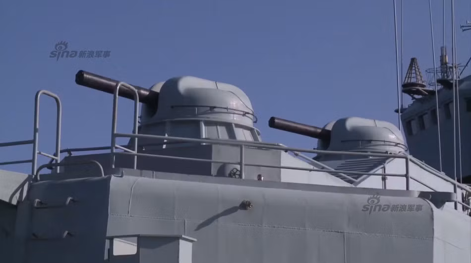 Hai trong số 6 bệ pháo phòng không tầm gần AK-630.