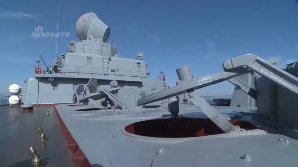 Trên tàu tuần dương Moskva được trang bị tổng cộng 64 ống phóng chứa đạn tên lửa 5V55RM 5V55RM có khả năng bắn hạ mục tiêu ở cự ly 7-90km, độ cao bắn hạ 25m đến 25km, sử dụng đầu tự dẫn radar bán chủ động.