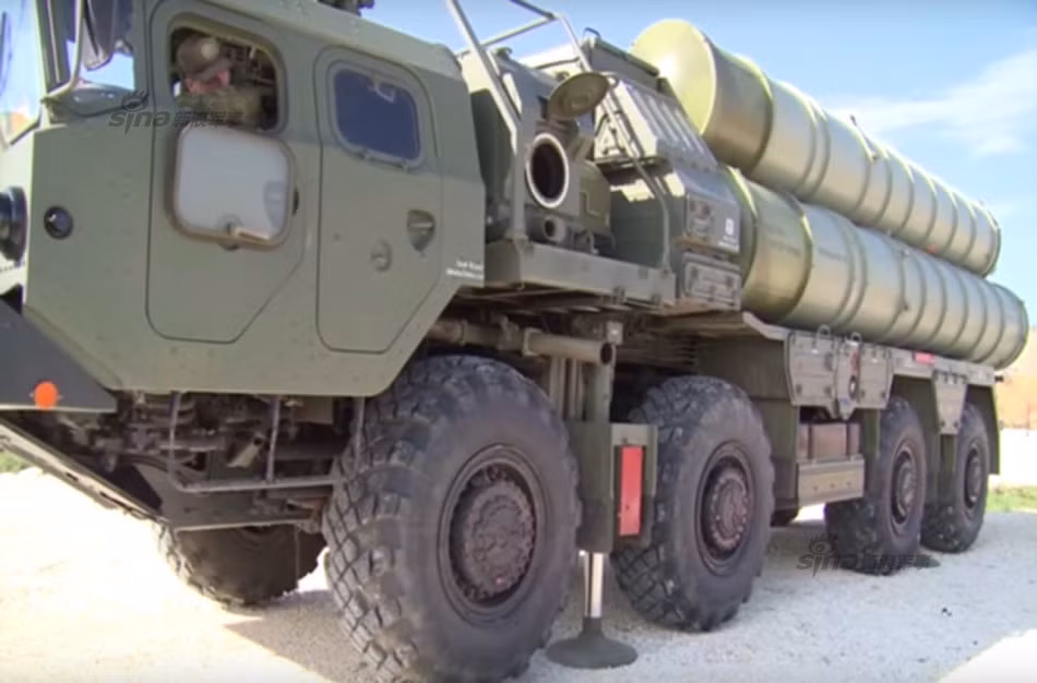 Ngay khi vào trận địa, việc triển khai các bệ phóng từ hành quân sang chiến đấu cũng được thực hiện ngay. Ảnh: Chân trống thủy lực “cắm” xuống đất chuẩn bị dựng bệ phóng.