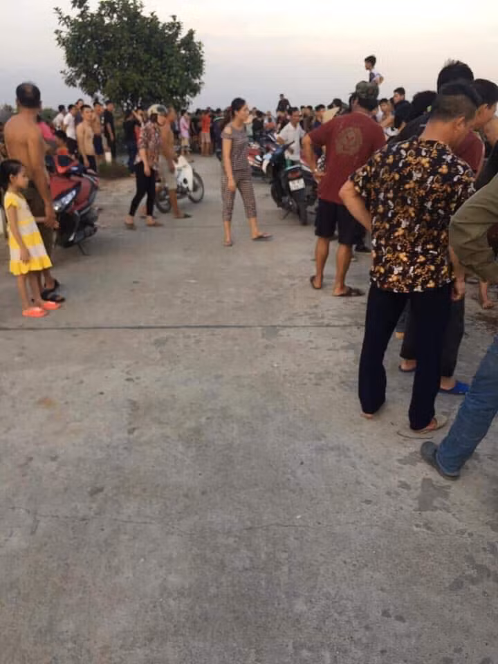 Thuong tam 3 chau nho tu vong do duoi nuoc khi tam song