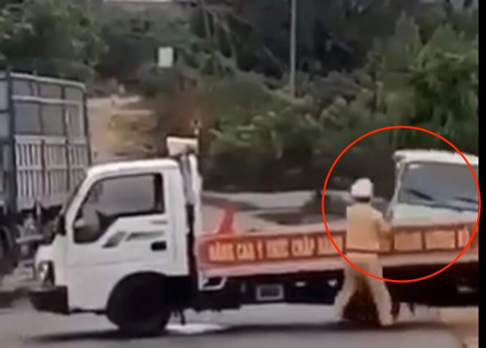 Xe 12 cho tong xe CSGT khien 1 nguoi bi thuong: Tai xe co dau hieu pham toi gi?