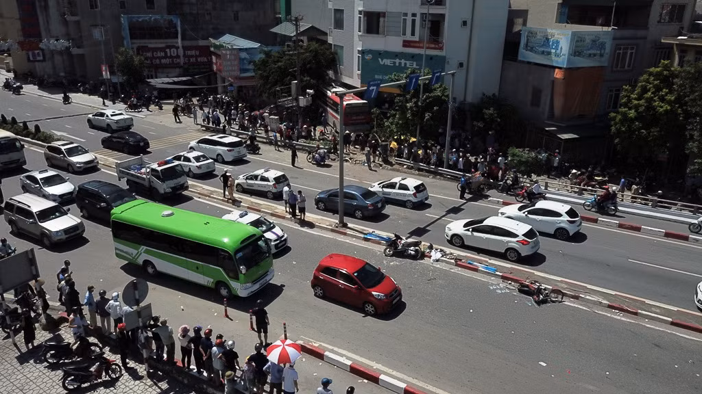 Tin moi nhat vu tai nan xe khach dam chet nguoi o chan cau Bai Chay