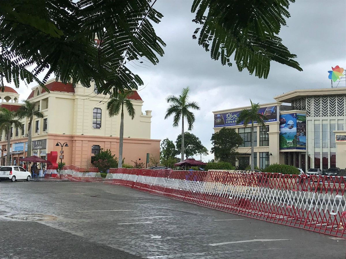 Trước đó, Kiến Thức đã đưa tin chiều 27/7, lực lượng trinh sát của Bộ Công an phối hợp với Công an TP Hải Phòng đã đột kích vào khu đô thị Our City, tại phường Hải Thành, quận Dương Kinh. Thời điểm kiểm tra, công an phát hiện tại khu vực tòa nhà trung tâm đặt rất nhiều máy móc, thiết bị phục vụ hệ thống đánh bạc qua mạng. Các tòa nhà xung quanh đều có thiết bị phục vụ việc đánh bạc. Lực lượng công an đã thẩm vấn tại chỗ hàng trăm người Trung Quốc được cho là có liên quan đến hoạt động đánh bạc qua mạng Internet.