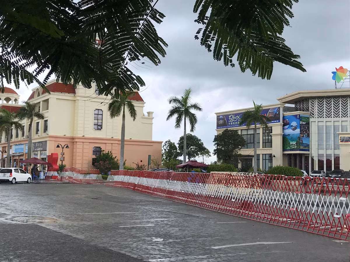 Trước đó, Kiến Thức đã đưa tin chiều 27/7, lực lượng trinh sát của Bộ Công an phối hợp với Công an TP Hải Phòng đã đột kích vào khu đô thị Our City, tại phường Hải Thành, quận Dương Kinh. Thời điểm kiểm tra, công an phát hiện tại khu vực tòa nhà trung tâm đặt rất nhiều máy móc, thiết bị phục vụ hệ thống đánh bạc qua mạng. Các tòa nhà xung quanh đều có thiết bị phục vụ việc đánh bạc. Lực lượng công an đã thẩm vấn tại chỗ hàng trăm người Trung Quốc được cho là có liên quan đến hoạt động đánh bạc qua mạng Internet.