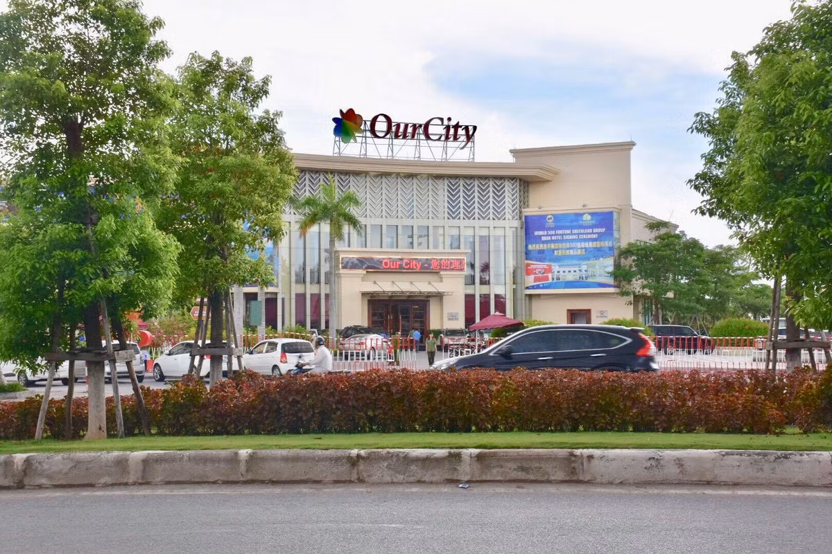 Tại tầng 2 và tầng 3 của tòa nhà trung Khu đô thị Our City, lực lượng cảnh sát phát hiện các máy chủ và hàng trăm máy thành phần tại các tòa nhà khác trong khu đô thị này. Các máy chủ và máy thành phần cùng các thiết bị đánh bạc qua mạng được vận hành bởi nhiều người Trung Quốc có tuổi đời khá trẻ, có cả nam lẫn nữ. Công việc vận hành hệ thống máy móc được hoạt động liên tục và chia thành các ca trong ngày. Hết mỗi ca làm việc lại được thay thế người mới, nhưng gần như tuyệt đối không ai được đi ra ngoài mà chỉ được sinh hoạt hạn chế trong khu đô thị.