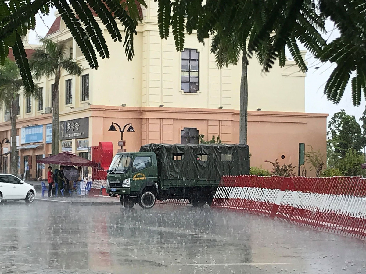 Xe chuyên dụng ra vào thường xuyên trong khu đô thị trong quá trình lực lượng công an điều tra ổ nhóm người Trung Quốc tổ chức đánh bạc qua mạng.