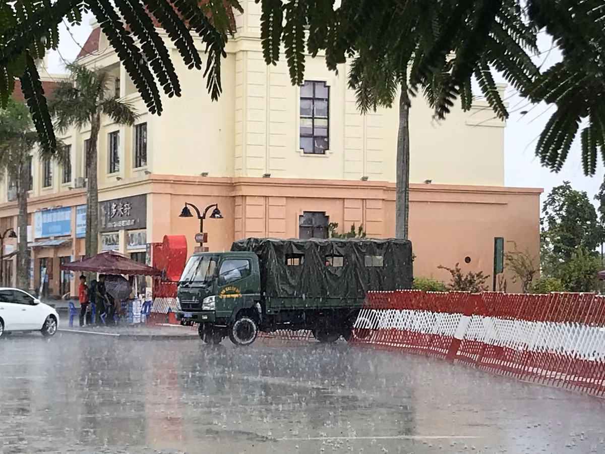 Xe chuyên dụng ra vào thường xuyên trong khu đô thị trong quá trình lực lượng công an điều tra ổ nhóm người Trung Quốc tổ chức đánh bạc qua mạng.