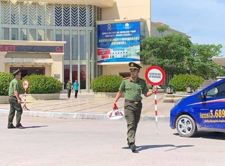 Ghi nhận của PV Kiến Thức tại khu đô thị Our City (Km6 đường Phạm Văn Đồng, phường Hải Thành, quận Dương Kinh) vẫn đang bị phong tỏa bằng hàng rào dài. Hàng trăm cảnh sát của Bộ Công an, Công an TP Hải Phòng và các đơn vị liên quan vẫn tiếp tục tiến hành kiểm tra, khám xét, phân toại các đối tượng trong đường dây đánh bạc quốc tế qua mạng được đặt trong khu đô thị này.