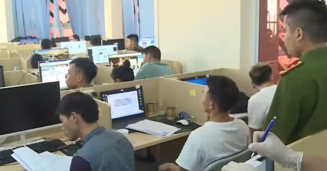 Điều tra sơ bộ bước đầu xác định số tiền đã giao dịch trên hệ thống mạng đánh bạc là hơn 3 tỷ Nhân dân tệ (khoảng hơn 10.000 tỷ đồng Việt Nam). Cơ quan Công an đã thu giữ gần 2.000 điện thoại di động thông minh, 533 máy tính các loại, nhiều thẻ ngân hàng, tiền mặt, cùng nhiều đồ vật, tài liệu liên quan đến vụ án. Ảnh: cắt từ clip VTV.