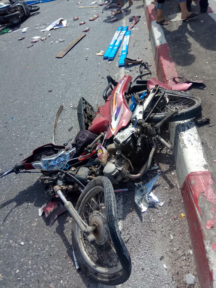 Một chiếc xe máy bị hư hỏng do vụ tai nạn.