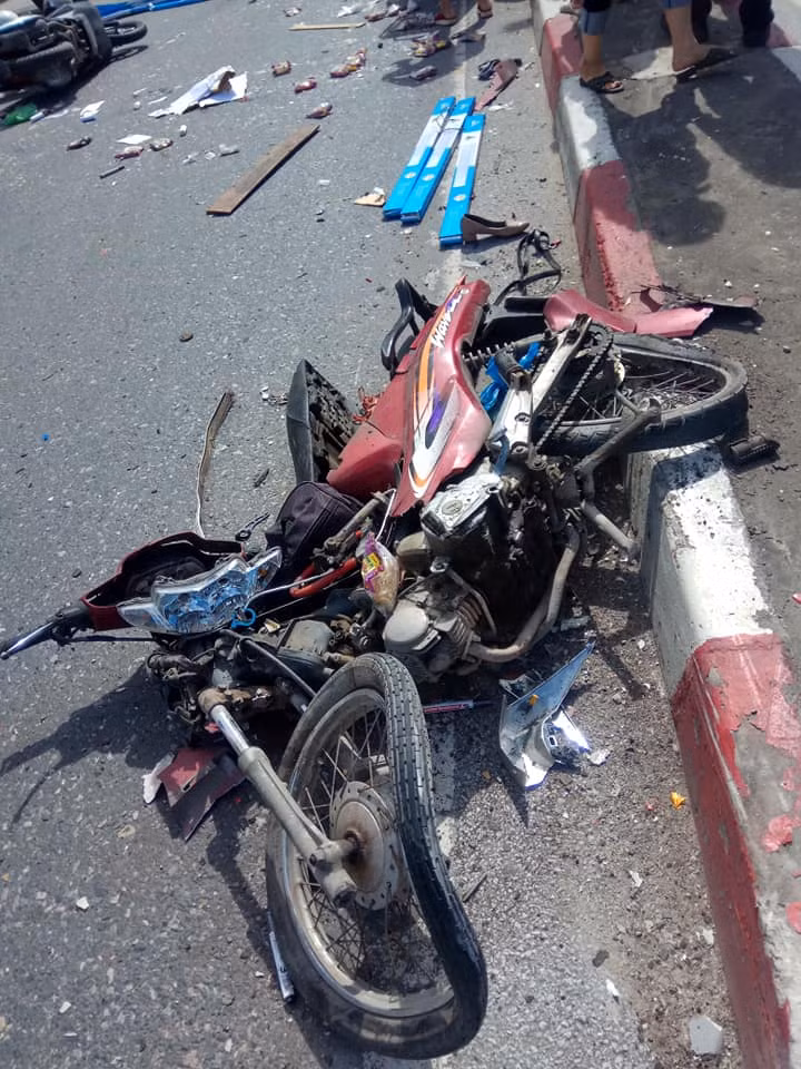 Một chiếc xe máy bị hư hỏng do vụ tai nạn.