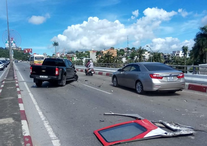 Một chiếc ô tô bán tải cũng bị hư hỏng. Cửa xe khách còn văng trên đường.