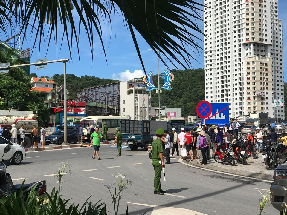 Hiện lực lượng CSGT đang có mặt tại hiện trường phân luồng giao thông, khám nghiệm hiện trường, điều tra nguyên nhân vụ tai nạn.