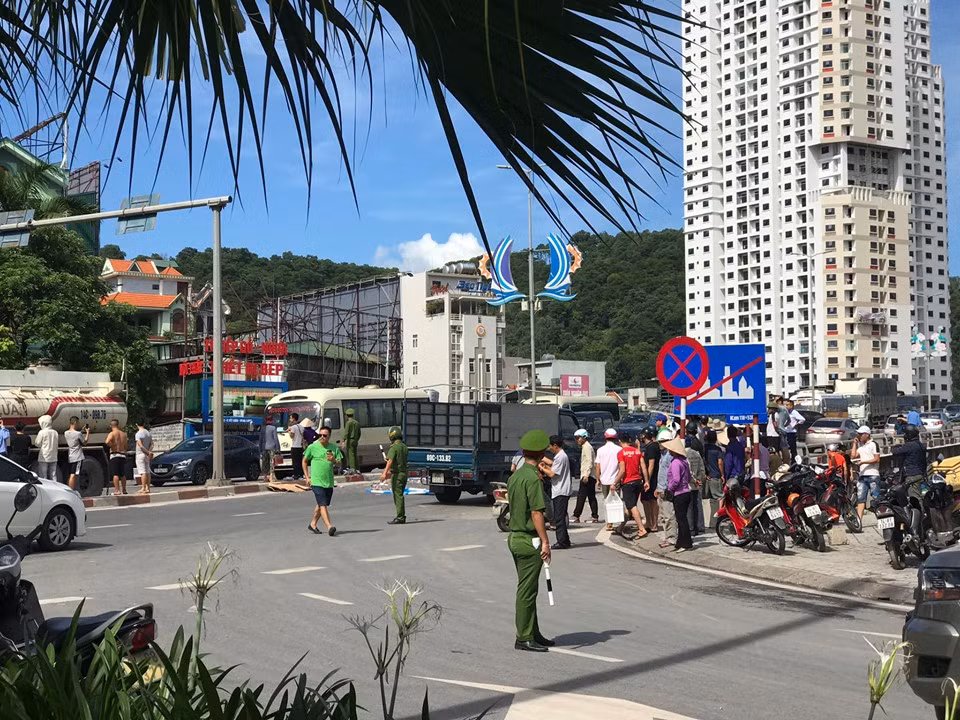 Hiện lực lượng CSGT đang có mặt tại hiện trường phân luồng giao thông, khám nghiệm hiện trường, điều tra nguyên nhân vụ tai nạn.