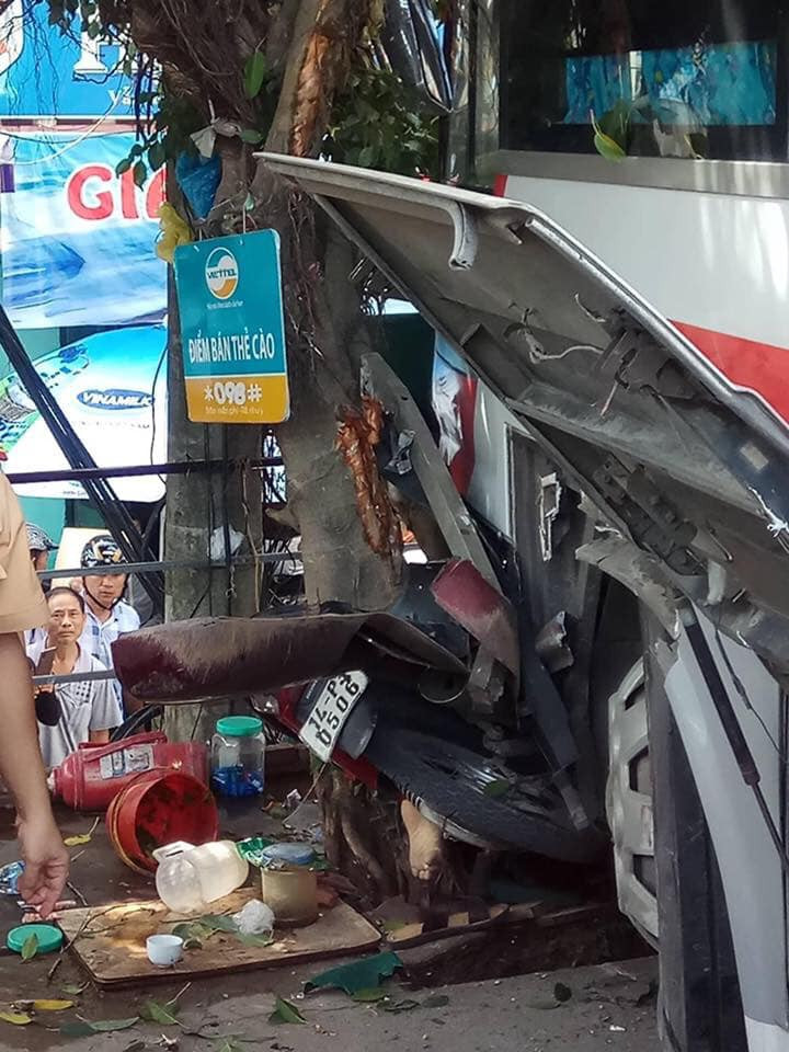 Chiếc xe máy bị đâm dồn dưới gốc cây.