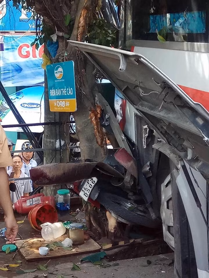 Chiếc xe máy bị đâm dồn dưới gốc cây.