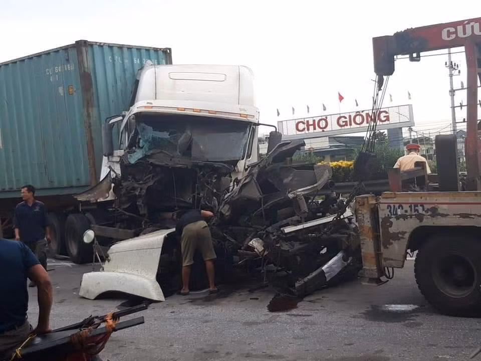 QL5 lai xay ra tai nan: Container bi bien dang khi dam xe cho coc be tong