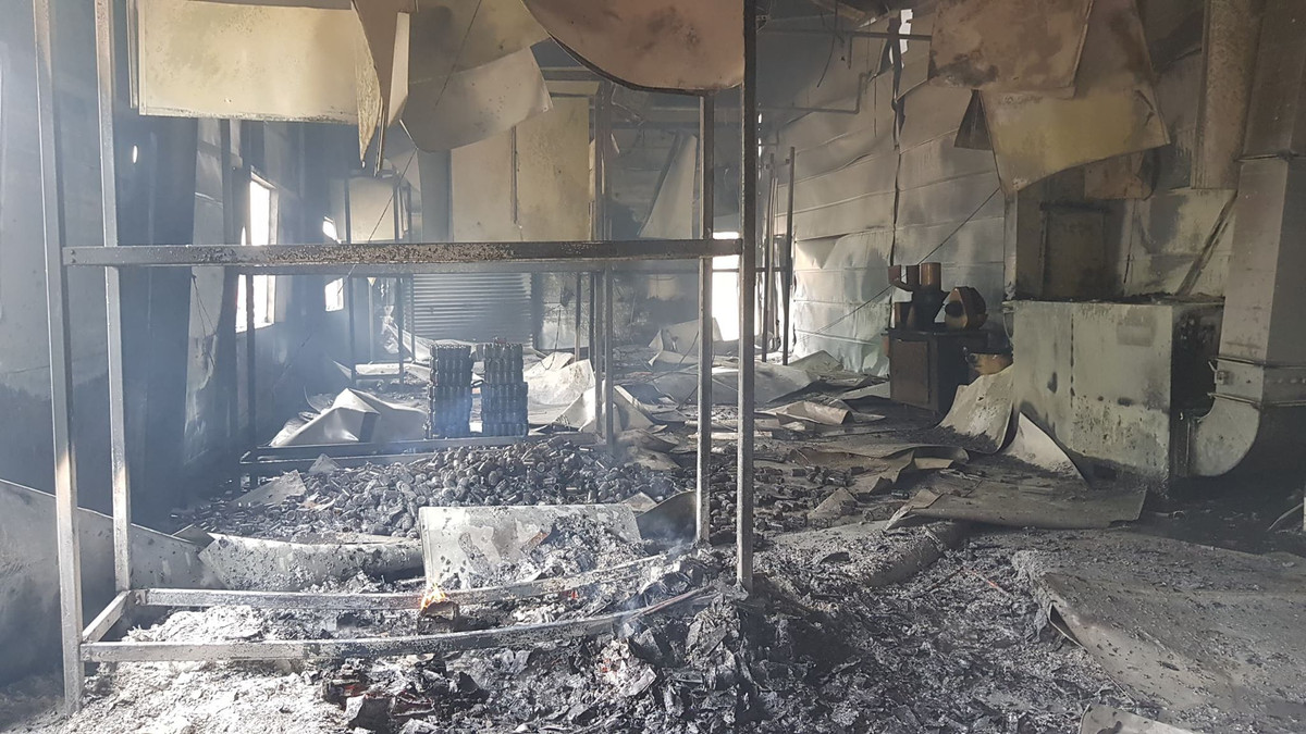 Theo ghi nhận của phóng viên tại hiện trường, toàn bộ trang thiết bị, đồ dùng, vật tư đã bị thiêu rụi. Được biết xưởng sản xuất này mới đi vào hoạt động được thời gian ngắn.