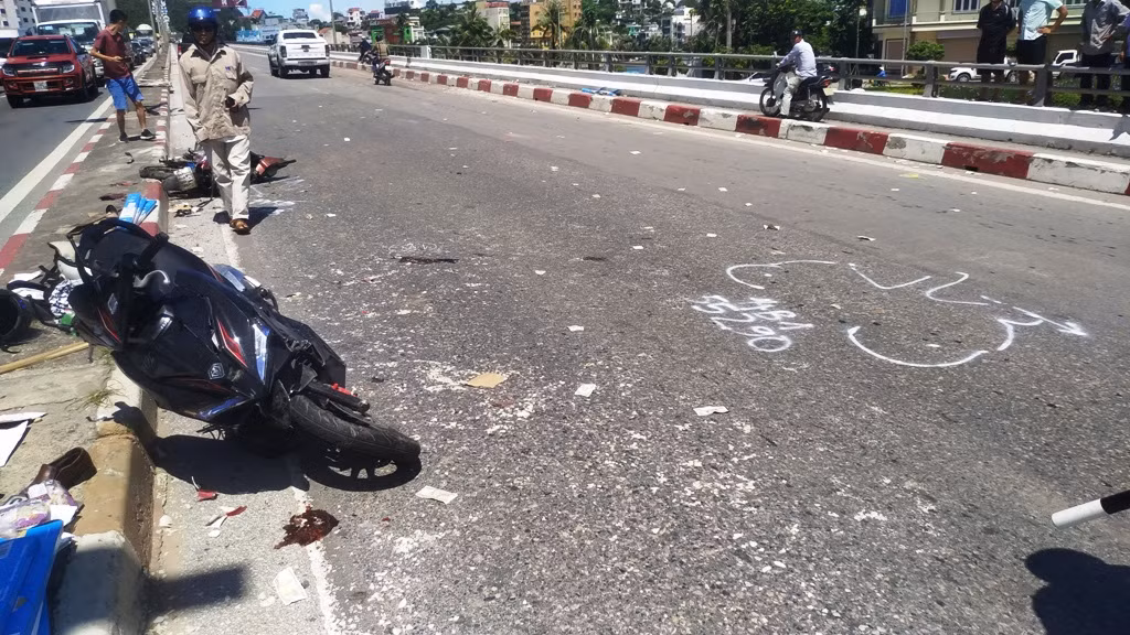 Những chiếc xe khác nằm ngổn ngang trên QL18.