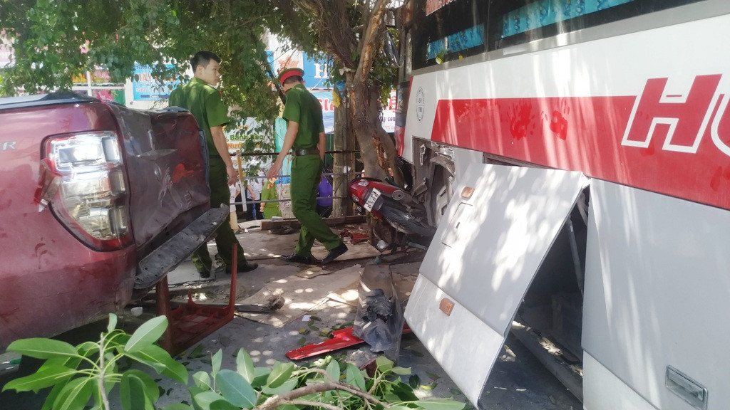 Lực lượng công an khám nghiệm hiện trường.