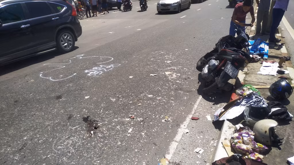 Xe và đồ đạc của các nạn nhân tại hiện trường.