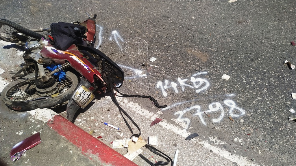 Chiếc xe máy bị biến dạng tại hiện trường.