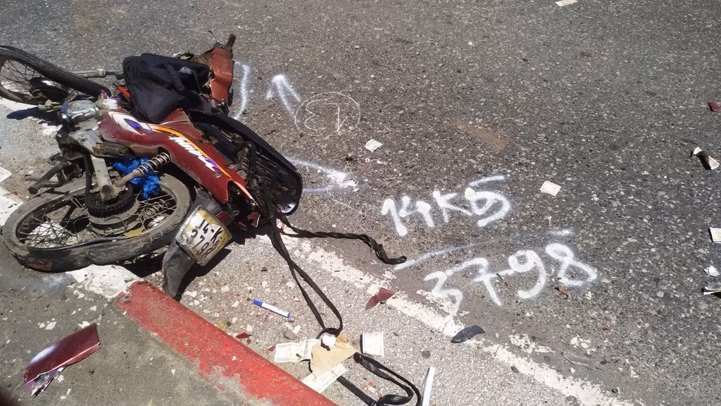 Chiếc xe máy bị biến dạng tại hiện trường.