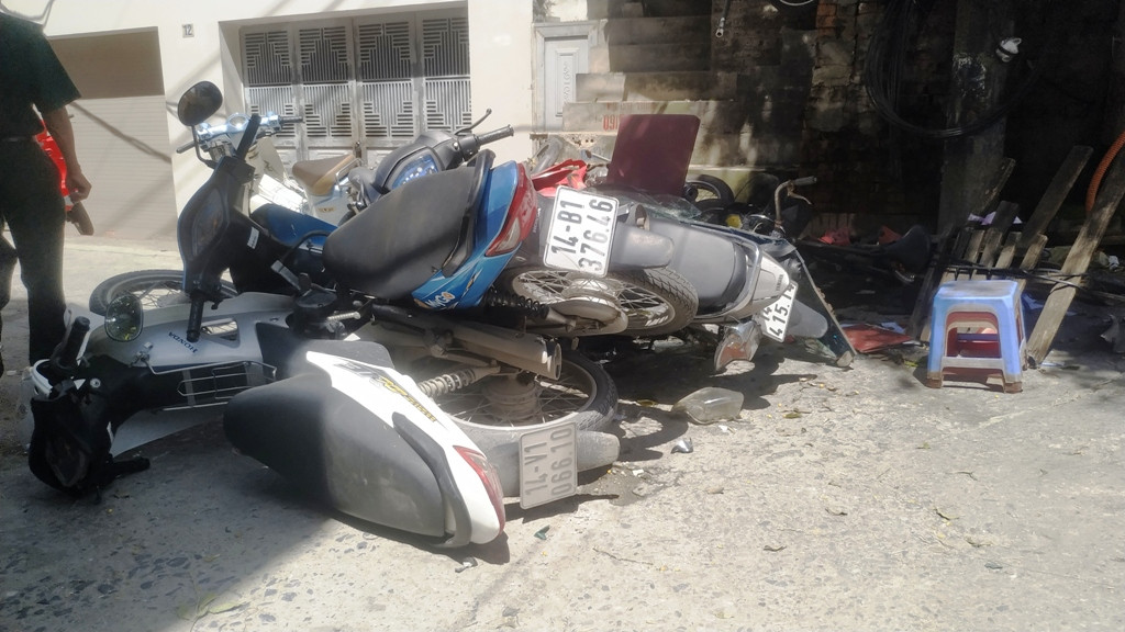 Những chiếc xe máy nằm la liệt dưới đường.