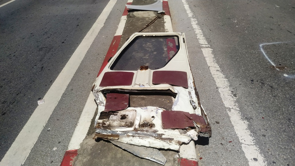 Cánh cửa xe khách bị bật tung, nằm dưới dải phân cách QL18. PV Kiến Thức tiếp tục thông tin vụ việc trên.