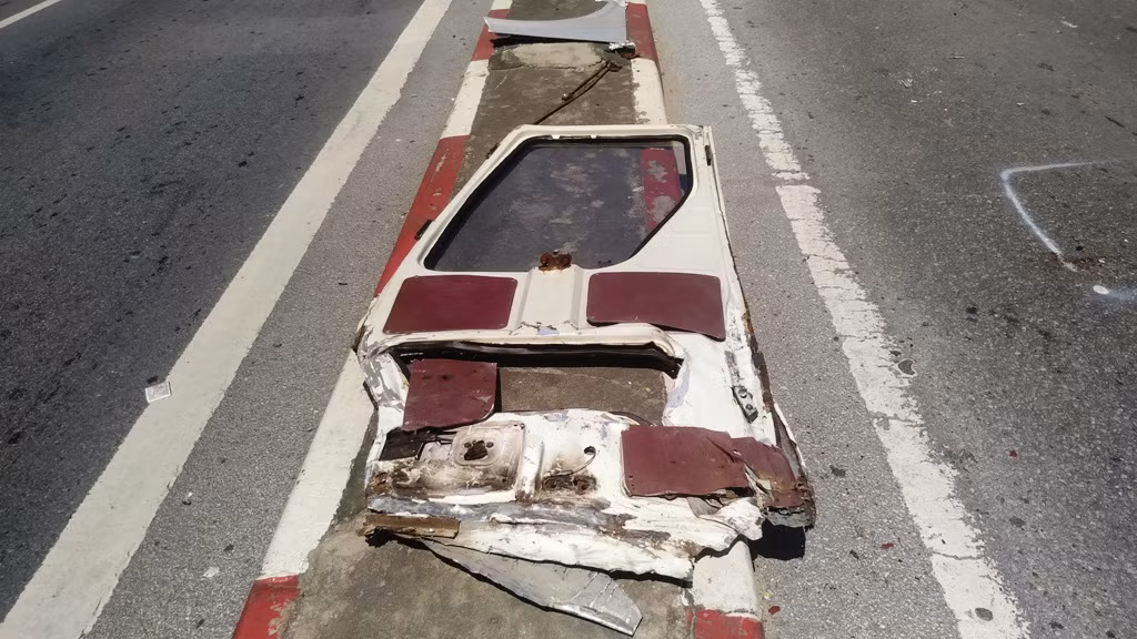 Cánh cửa xe khách bị bật tung, nằm dưới dải phân cách QL18. PV Kiến Thức tiếp tục thông tin vụ việc trên.