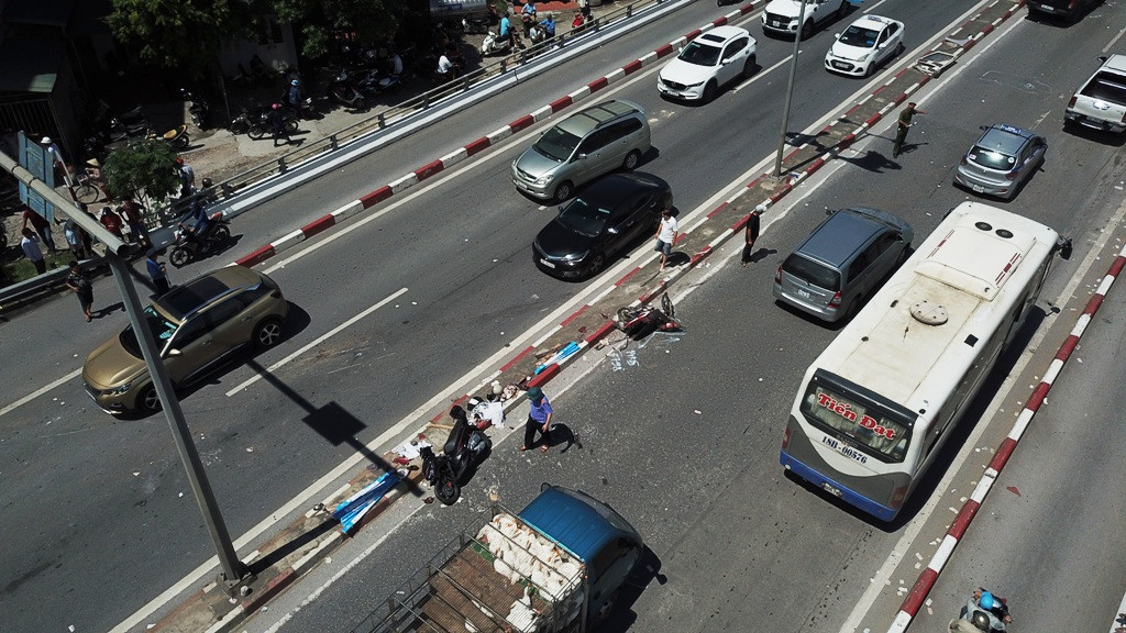 Trước đó, vào 8h30 sáng ngày 27/7, xe khách Hùng Đức BKS 14B - 019.29 chạy tuyến Vân Đồn - Cửa Ông - Mỹ Đình lưu thông trên QL18 di chuyển theo hướng Hà Nội - Cẩm Phả, khi đến chân cầu Bãi Cháy (TP Hạ Long) bất ngờ tông vào hàng loạt xe máy, khiến nhiều người bị thương, nhiều phương tiện hư hỏng. 