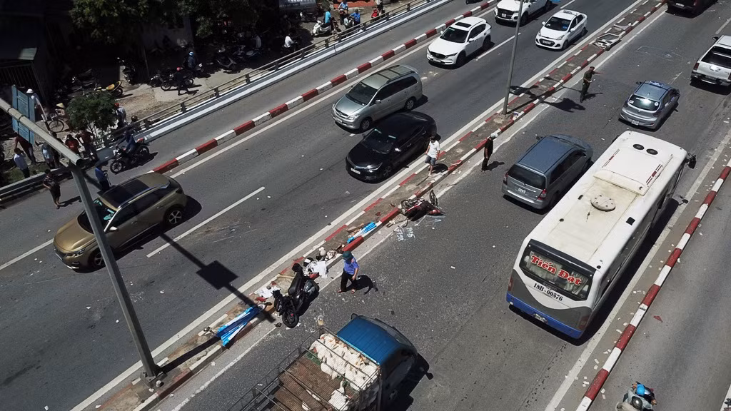 Trước đó, vào 8h30 sáng ngày 27/7, xe khách Hùng Đức BKS 14B - 019.29 chạy tuyến Vân Đồn - Cửa Ông - Mỹ Đình lưu thông trên QL18 di chuyển theo hướng Hà Nội - Cẩm Phả, khi đến chân cầu Bãi Cháy (TP Hạ Long) bất ngờ tông vào hàng loạt xe máy, khiến nhiều người bị thương, nhiều phương tiện hư hỏng. 