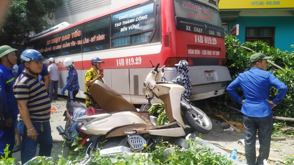 Xe khách tông hàng loạt xe máy và suýt tông thẳng vào trụ sở bưu điện gần hiện trường.