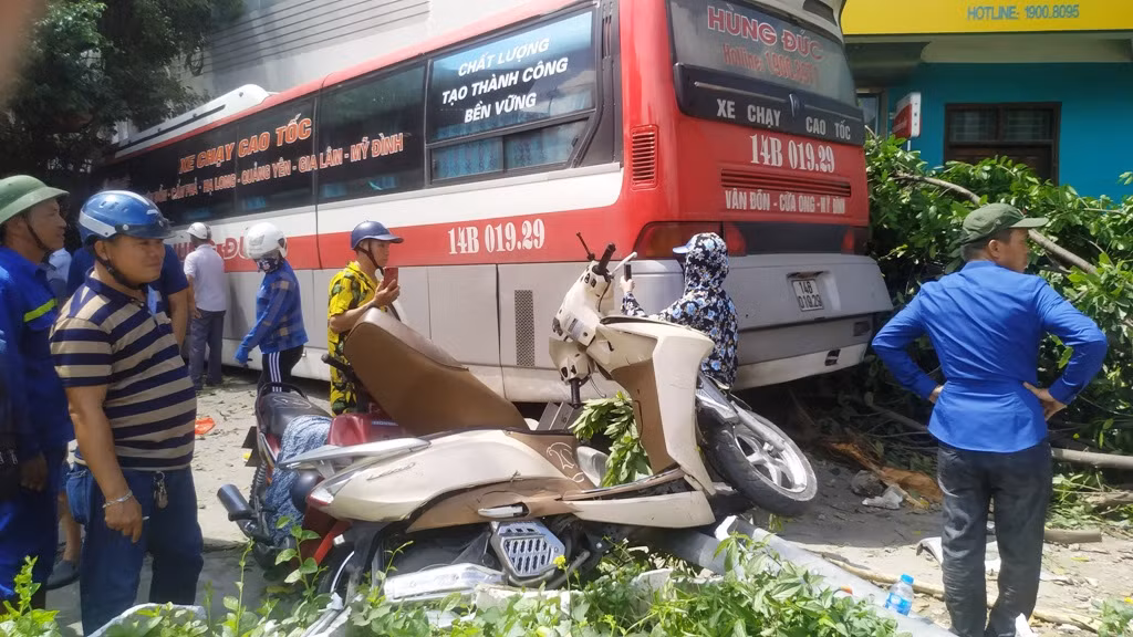 Xe khách tông hàng loạt xe máy và suýt tông thẳng vào trụ sở bưu điện gần hiện trường.