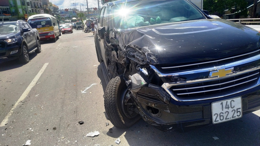 Chiếc xe bán tải bị hư hỏng phần đầu.