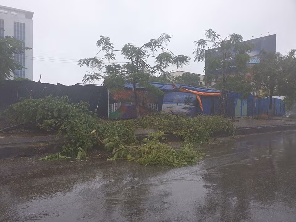 Trên đất liền các tỉnh đồng bằng Bắc Bộ có gió mạnh cấp 5, vùng gần tâm áp thấp nhiệt đới đi qua mạnh cấp 6, giật cấp 7. Trong ngày hôm nay (4/7), ở Thanh Hóa và khu vực Tây Bắc Nghệ An có mưa rất to (lượng mưa phổ biến 40-80mm/12 giờ, có nơi trên 100mm/12 giờ); từ đêm nay mưa giảm. Trong ngày và đêm nay, ở các tỉnh Hòa Bình, Sơn La, khu vực đồng bằng Bắc Bộ và Đông Bắc có mưa to đến rất to (lượng mưa phổ biến 50-150mm/24 giờ, có nơi trên 150mm/24 giờ); vùng núi Bắc Bộ có mưa to (lượng mưa phổ biến 50-100mm/ 24 giờ, có nơi trên 150mm/24 giờ).