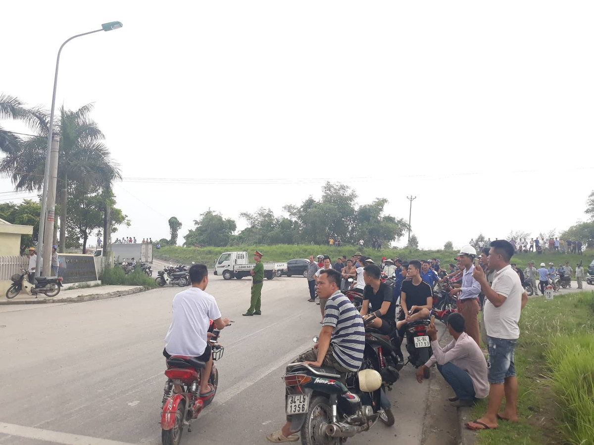 Nhiều người dân theo dõi tại hiện trường vụ cháy. Nguyên nhân vụ cháy đang được lực lượng chức năng làm rõ...