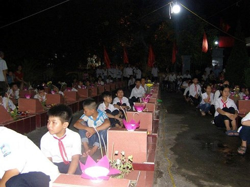 Khong nen de hoc sinh ngoi bet thap nen tri an liet si duoi nen am uot