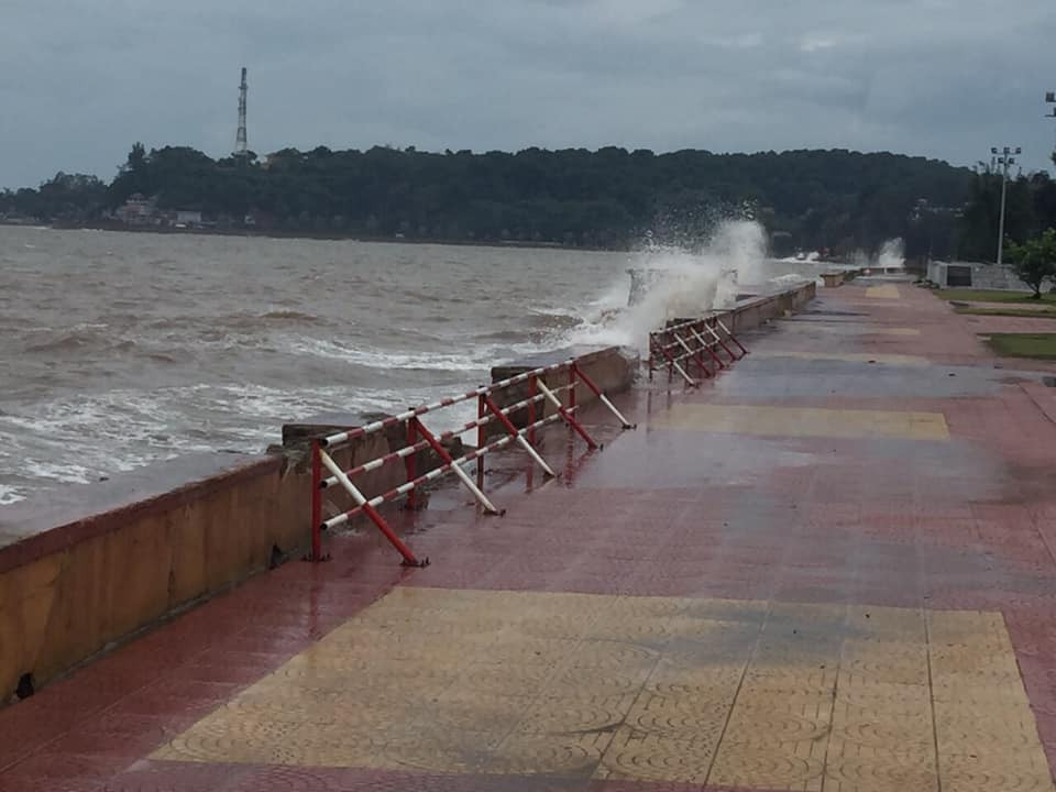 Bao so 2 Mun ap sat dat lien: Quang Ninh dung hop, Hai Phong keu goi tau thuyen ve tranh tru-Hinh-4