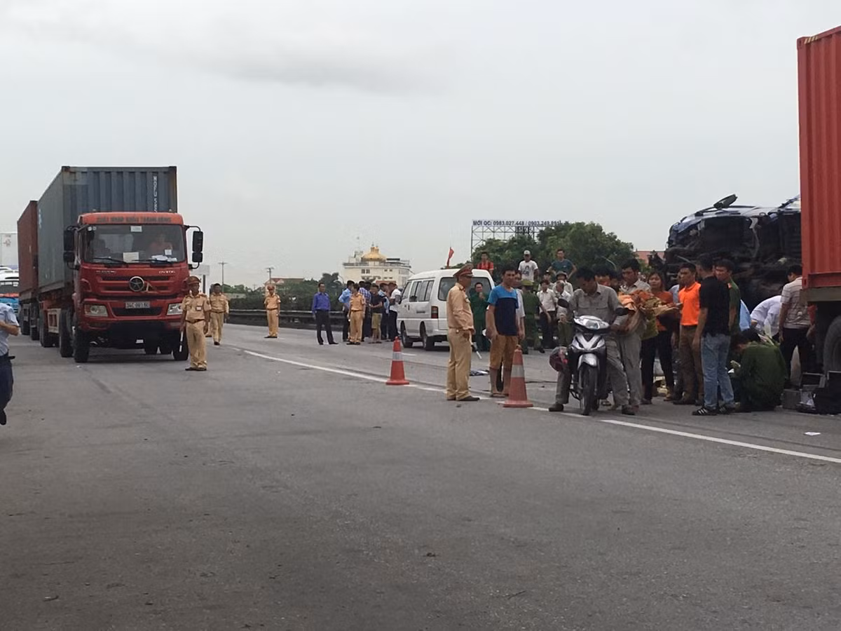 Trước đó, ít phút tại khu vực này đã xảy ra vụ tai nạn khiến 1 người tử vong. Theo đó, khoảng 4h sáng nay, ông Đào Quang Huấn (một người dân trú tại xã Cộng Hoà) đang đi tập thể dục trên quốc lộ 5 thì bị ô tô khách 16 chỗ tông tử vong. Sau vụ tai nạn trên, rất nhiều người thân nạn nhân, thậm chí người dân xung quanh và công nhân đi làm qua đã đứng lại theo dõi hiện trường. Đúng lúc này xe ô tô tải được xác định tránh một phương tiện khác trên đường đã bất ngờ lao vào vị trí nhiều người dân đang đứng rồi lật nghiêng. Vụ tai nạn khiến nhiều người la hét thất thanh, bàng hoàng. 