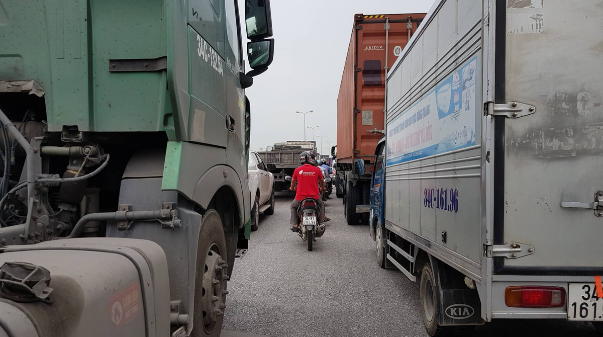 Tuy nhiên, từ cầu Lai Vu đến vị trí xảy ra vụ tai nạn hướng Hà Nội - Hải Phòng vẫn tắc nghẽn.