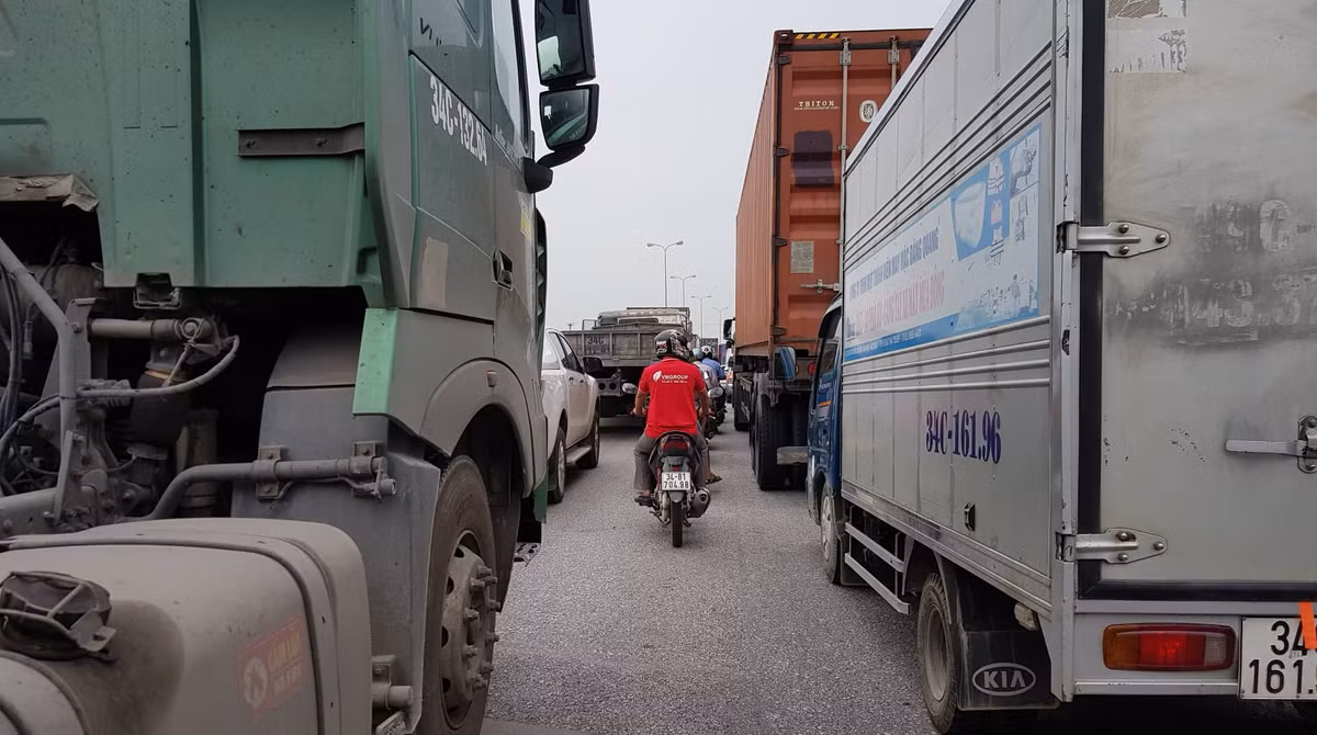 Tuy nhiên, từ cầu Lai Vu đến vị trí xảy ra vụ tai nạn hướng Hà Nội - Hải Phòng vẫn tắc nghẽn.