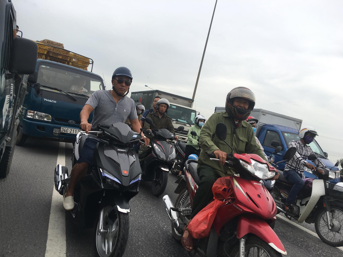 Người dân phải lưu thông chậm trên QL 5. PV Kiến Thức tiếp tục cập nhật thông tin vụ việc trên.