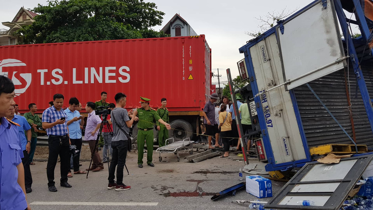Clip he lo nguyen nhan vu TNGT tham khoc 5 nguoi chet o Hai Duong