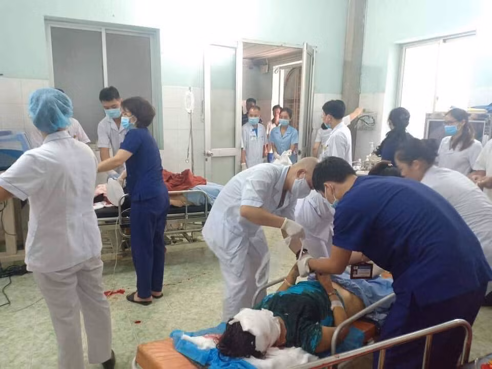 Xe cho doan tu thien Hai Phong gap nan tai Tuyen Quang: Hai giao vien tu vong-Hinh-2